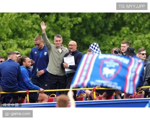 伊普斯维奇队主教练麦肯纳面临挑战与机遇，推动球队重返英超的努力持续进行
