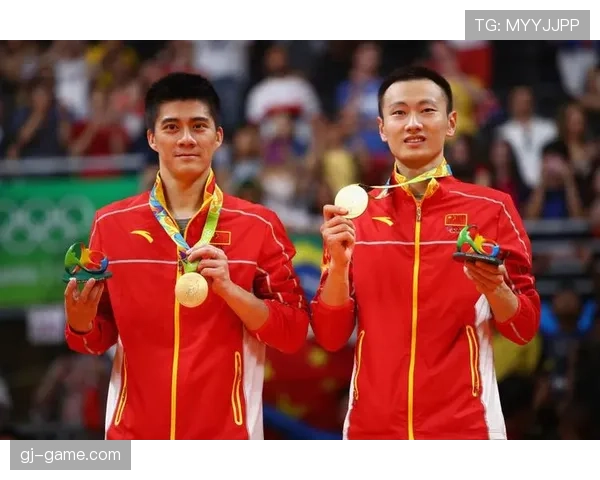 傅海峰退役后住广州豪宅，每天五点起床遛弯像在拍偶像剧